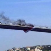 Boğaz köprüsünde aracını yakıp köprüden atladı!